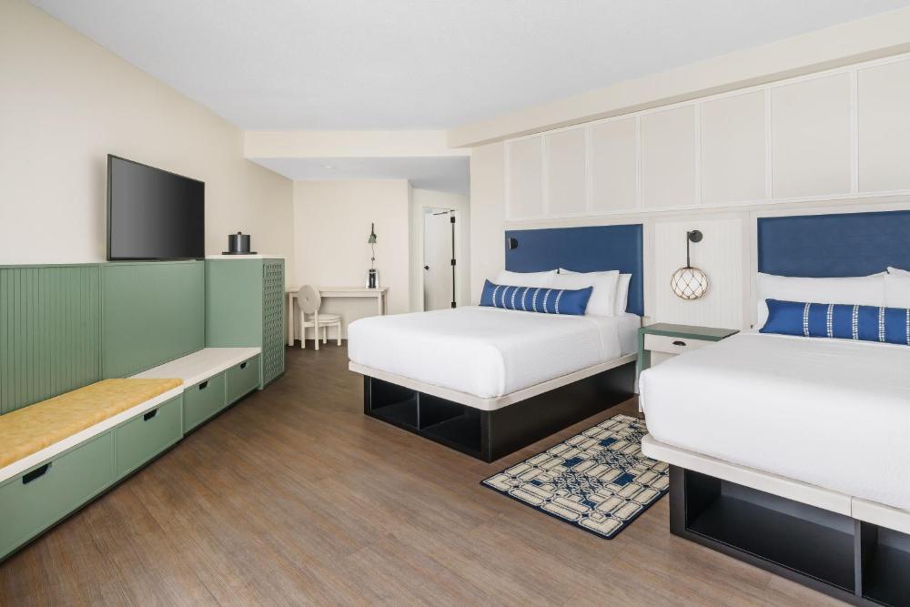 Queen Room with Two Queen Beds - Mobility Access Tub/Non-Smoking interior
